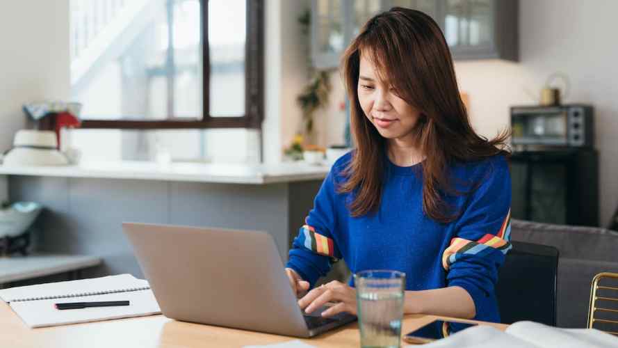 Trabajadora remota controla a sus clientes