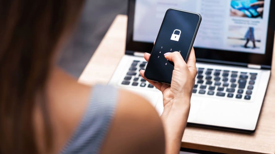 mujer que usa 2FA desde su teléfono: mejores prácticas de ciberseguridad