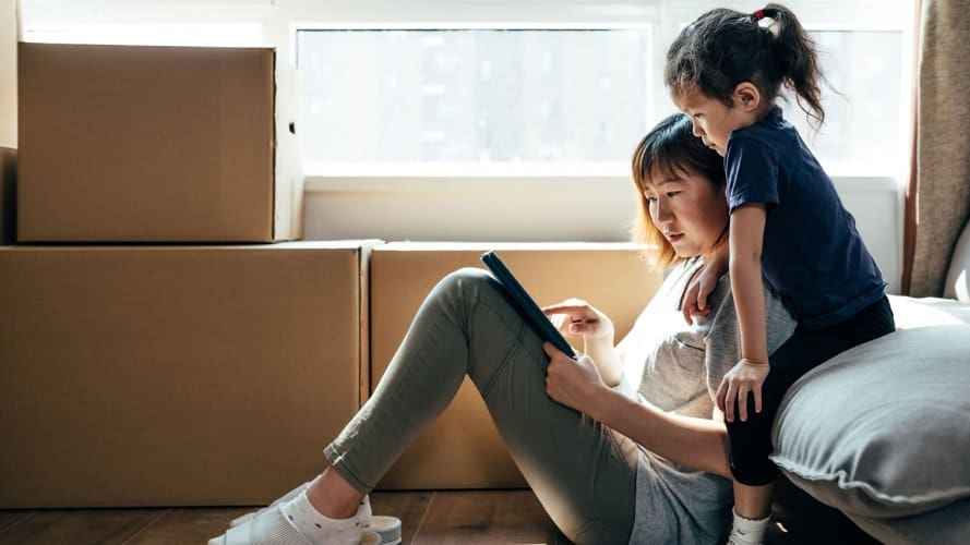 Madre e hija compran en su tableta